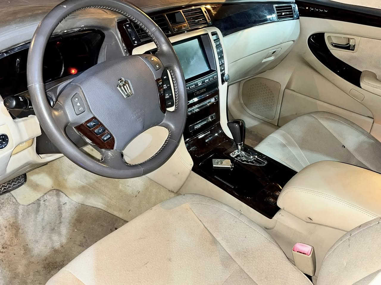 مۆدیل ٢٠٠٧
گەورە  بة گةورة بی دوکەل 44 km هەقیقی ساج مەلەکی  بی بۆیاخە شاشە و کامیرایە بەسمە رەساسیە  دوو کوشن کارەباو پێشو دوا حاسە ٥ بەسمەیە و جام کارەبایی و جام ئۆتۆیە و تەبرید مرکزی و سوکان ڤۆلیۆم و تعدید سرعە و سوکان مچموعە لیکسز و زۆر مواسفاتی تر..!
سەیارەکە نموونەیە لە جوانی و پاکی و تازە داخڵە و کامل مەسروف کراوە
ناو سنوق کاملە 
(براوەیە) و تازە داخڵە
گیر و مەکینە و کارەبایی و تەقە و رەقە و تندو تۆلی بەشەرت
دوکەڵ و بوخار و سەرف و چەوری بەشەرت
٤ تایە ویلی لۆکی یابانی لە  ژێرە
پیش و دوای کەپسە سەقف و چواردەوری شوشەییە ماشااللە
دەعم و لیدراوی بەشەرت
هەموو گیانی لەسەر دەقی بیلادی ماوەتەوە
ناو دەری سەیارەکە زۆر جوان و پاک ماوەتەوە 
ماڵی دۆستە و دیناریک مەسرەفی نیە
بۆ عەیب و عار پرسیار مەکە.!
شوین// هەڵەبجەی شەهید
كؤرةك ***********
ئاسیا ***********

واتساب و تیلگرام و ڤایبەری لەسەرە.!
