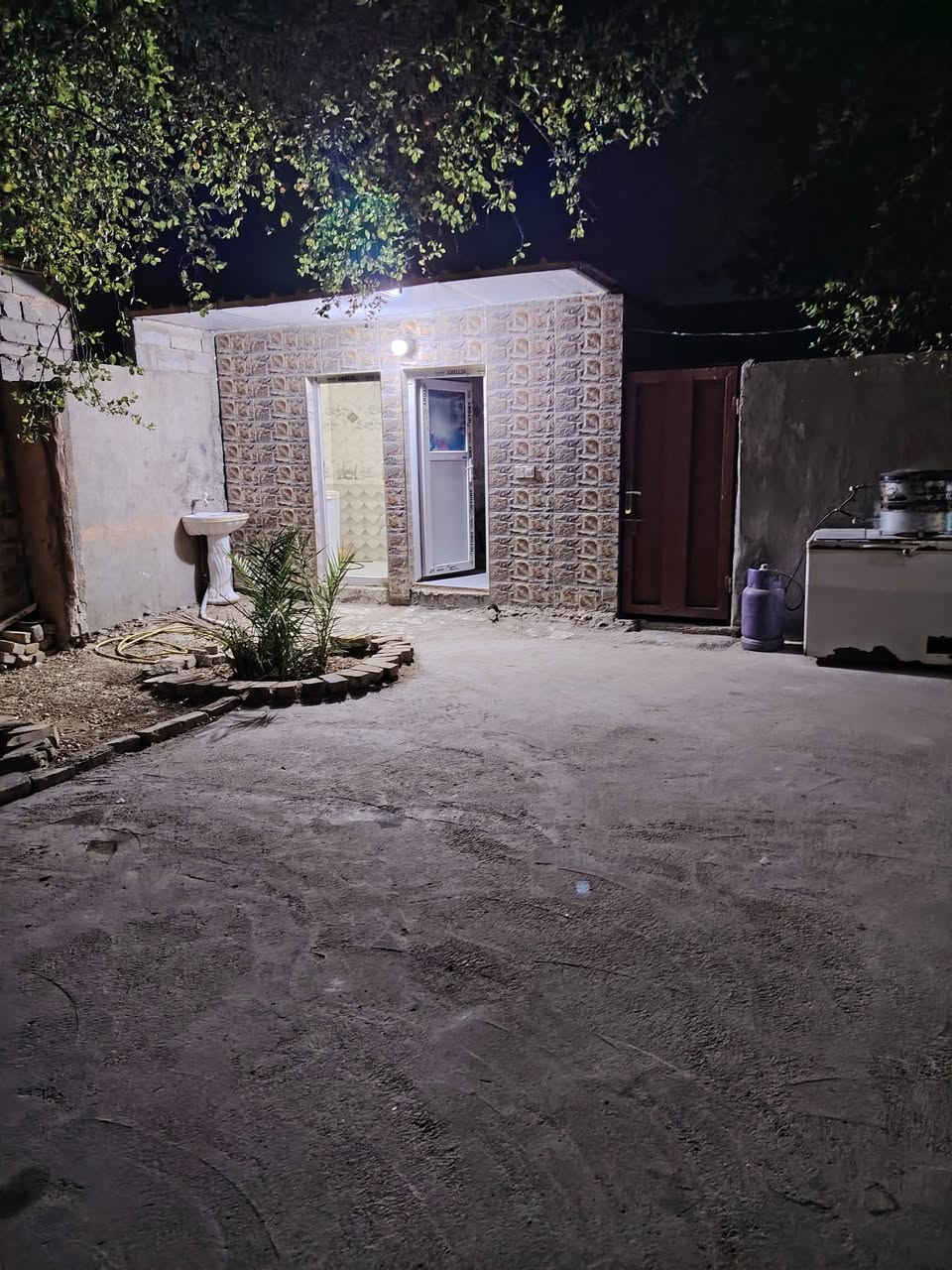 السلام عليكم بيت للبيع المساحه 400بتكون من عرفتين صاله ستقبال صحيات داخل وخارج كىراج البناء بلوك بيت مرتب اونضيف جاهز مي مولد شارع طريق كربلاء نجف عمود 462خلف الحسينيات السعر 40مليون الستفسار ***********
