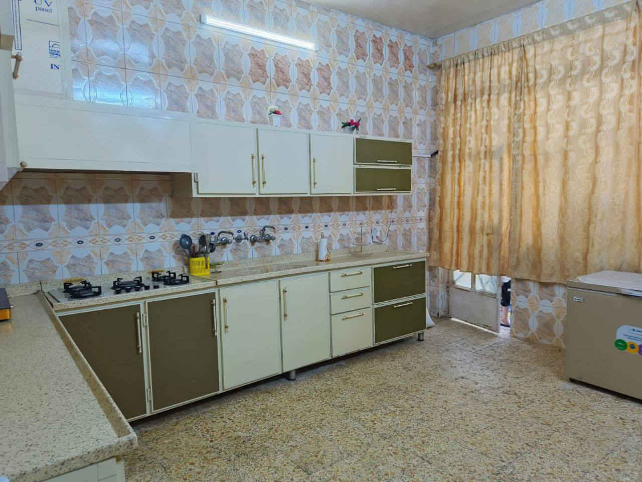 طابو صرف للبيع المساحة 200متر
كونكريت مسلح طابق واحد السعر 135او بيه مجال
بناء نضيف ومرتب عالي عن الشارع كافة الخدمات غرفتين صاله مطبخ استقبال  صحيات داخليه خارجيه  مناور البيت
حي الوحده خلف المستوصف او  قرب متوسطة الغصون للبنات
 الشراي اتصال لطفا ***********
