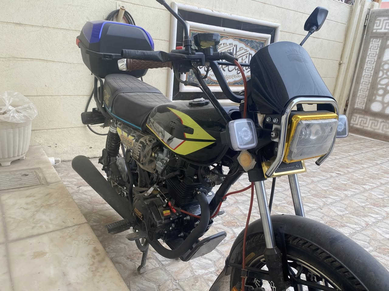 السلام عليكم دراجة سيفان موديل 2025 الشكل البريطاني محرك 200 اوراق كامله دراجه ما ناقصها شي وجديده ماشية ألفين وشويه كهربائيات كله شغال بصمه مال جناي واستعمال نظيف وقليل الاستفسار متواجد على الخاص او الاتصال *********** 
السعر 975 وبيها مجال حك جيه
