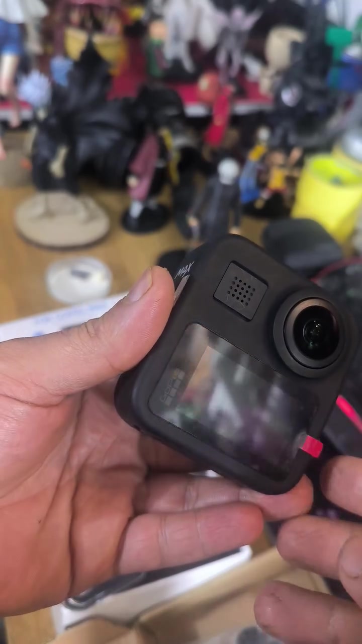 السلام عليكم
كاميرا GoPro MAX 360، وهي كاميرا حركة قادرة على التقاط فيديو بانورامي بزاوية 360 درجة.تتميز الكاميرا بتقنية HyperSmooth Max لتثبيت الفيديو، مما يوفر لقطات سلسة للغاية حتى أثناء الحركة.يمكن للجهاز تسجيل مقاطع فيديو بدقة 5.6K ويحتوي على شاشة لمس كروية للتحكم.تستخدم الكاميرا ستة ميكروفونات مدمجة لالتقاط صوت محيطي حقيقي 360 درجة.

مزاد اذا وصلت سعر زين ابيع


**إذا كنت صاحب هذا الإعلان وتريد حذفه لأي سبب، رجاءا أرسل رسالة إلى الدعم الفني**