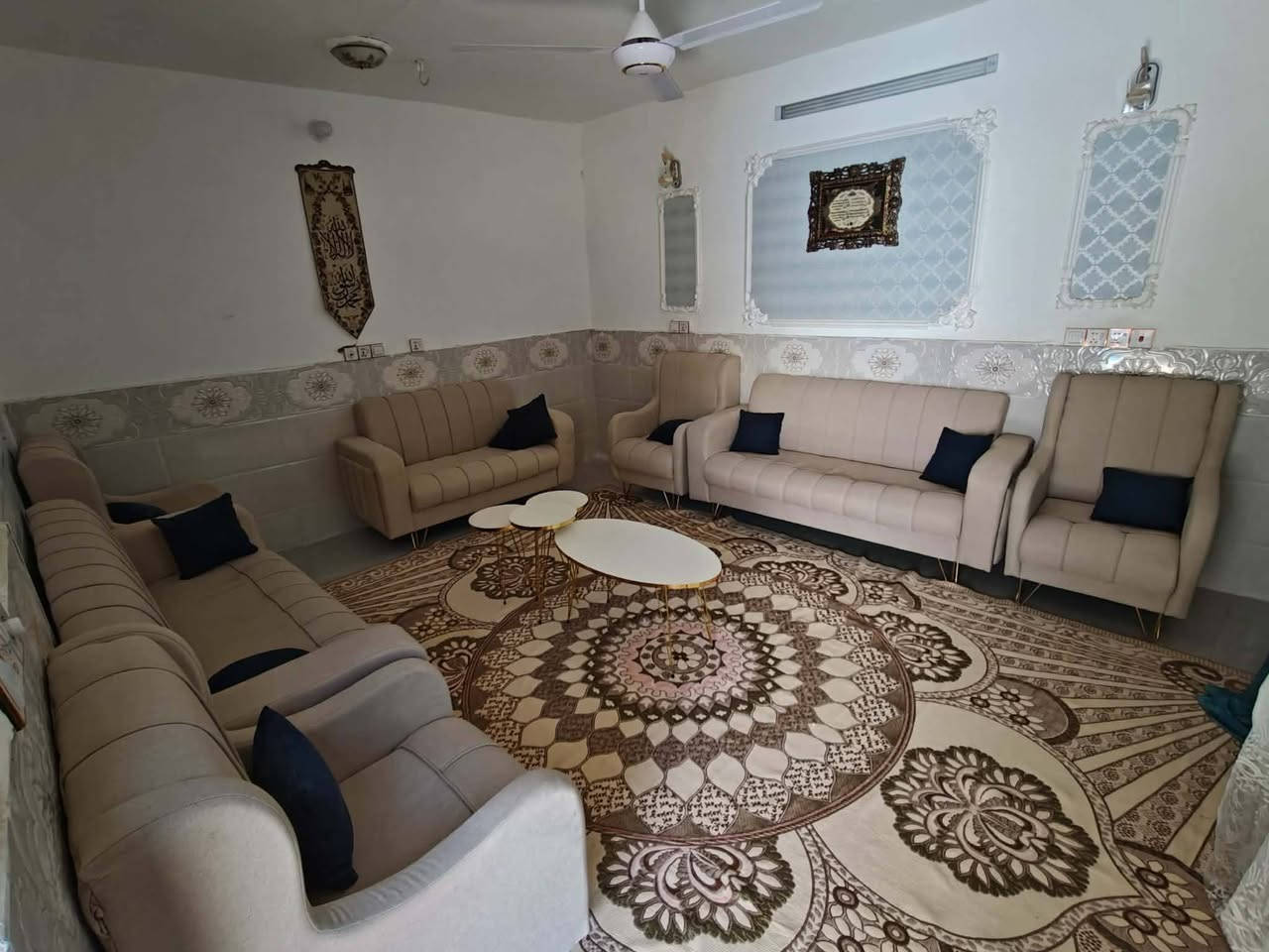 سلام عليكم
مساحة 112 م² ركن (داخل الفرع ) 
يتكون من طابقين 3 غرف 
الارضي غرفة نوم و صالة و استقبال و حمام و مطبخ 
الطابق الاول 
غرفتين فقط 
السعر خاص او لاتصال ***********
