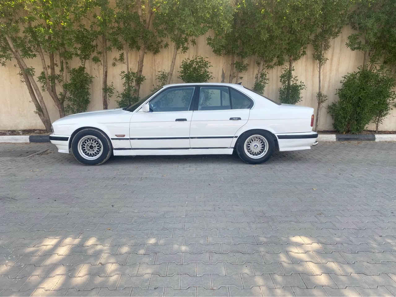 سلام عليكم 
BMW - E35- 520 - مديل 1990
سياره حلوه ونصبتها تخبل 
نقوصات السياره تبريد ونقص فقط كمبريسر 
حداده 60/100 
مكينه مفتوح كير جديد قبل فتره شاده 
تايرات جدد ويل خليه 
دواخل بيجي 
تنته جام امامي كهرباء 
كهربائيات كلها شغاله
كلوبات صالون اشاير سكن كله شغال 
سياره يحتاجله ترتيب مال واحد جناي 
مصبوغه عام للجماليه فقط بدون ضربه بدون خياسات 
مكان السياره البصره قضاء القرنه 
بتحديد بني منصور 
رقمي *********** تتواصل وياي علنت ما تحصلني 
سعر سياره 43 وبيه مجال للطيبين ويدللون 
واذا مو شراي لا توصلني المدينة, البصرة
