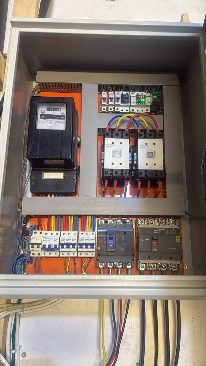 السلام عليكم ورحمه الله جزئ من عملي للتواصل على الرقم *********** ابو مصطفى عمل بوردات وجميع اعطال الكهرباء ادمن ارفع المنشور والرزق ع الله
