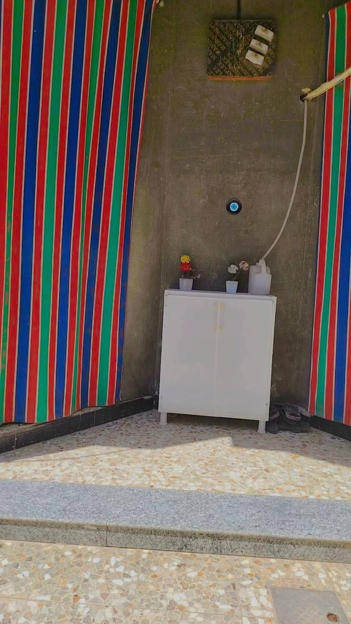 بيت للبيع بمنطقة سيد علاوي قرب جسر بربوتي والكورنيش الجديد المساحة ٢٠٠م بناء حديث مُسلح يحتوي على استقبال وصالة وغرفة واحدة ومطبخ حار وبارد وصحيات متكاملة بالإضافة إلى كراج للسيارة

للاستفسار الاتصال على الرقم ***********.
