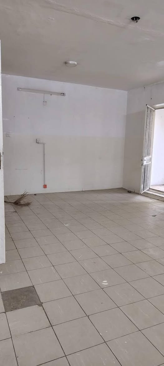 سلام عليكم
شقه ل ايجار طابق ارضي تلفزونيه المساحه ٣٥٠متر 

٣ غرف نوم 🛌 وهول جبير ومطبخ حار وبارد كبار ومخزن جبير وبيت مونه  وحديقه فتل البيت 

المكان شقق الخضراء 

***********

***********
