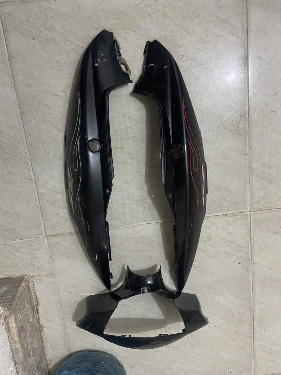 سلام عليكم كفرات ماكس عده البجم بيهن ثلمه بل حافه بس اصليات بلادي مال ماكس عدله وكزوز بلادي فول ملاح مابي قطره لحيم كلهن ب50 الف قفل 
مكاني البصره العشار
رقمي ***********
