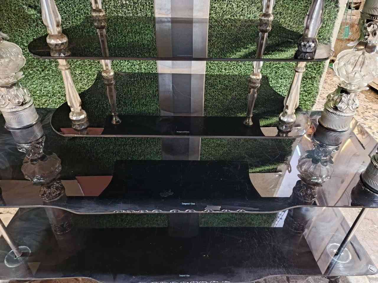 السلام عليكم
ميز مرايه أسود للبيع 
أمامك بسعر مناسب  رقمي *********** واتساب
