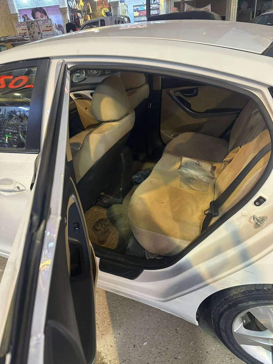 سلام عليكم سياره الانتره خليجي 2013 ابيض سياره مكينته 1800دوش سياره خير من الله بيه جاملغ نضربت بيدي وطخه بلغد سياره نضيفه يحتاجله شغلات بسيطه ماشيه 68 كيلو حقيقي سياره شاشه تخدم تاير جديد صدر امامي خلفي جديد  مكانه المشتل *********** سياره ب110 وبيه مجال حك جيه
