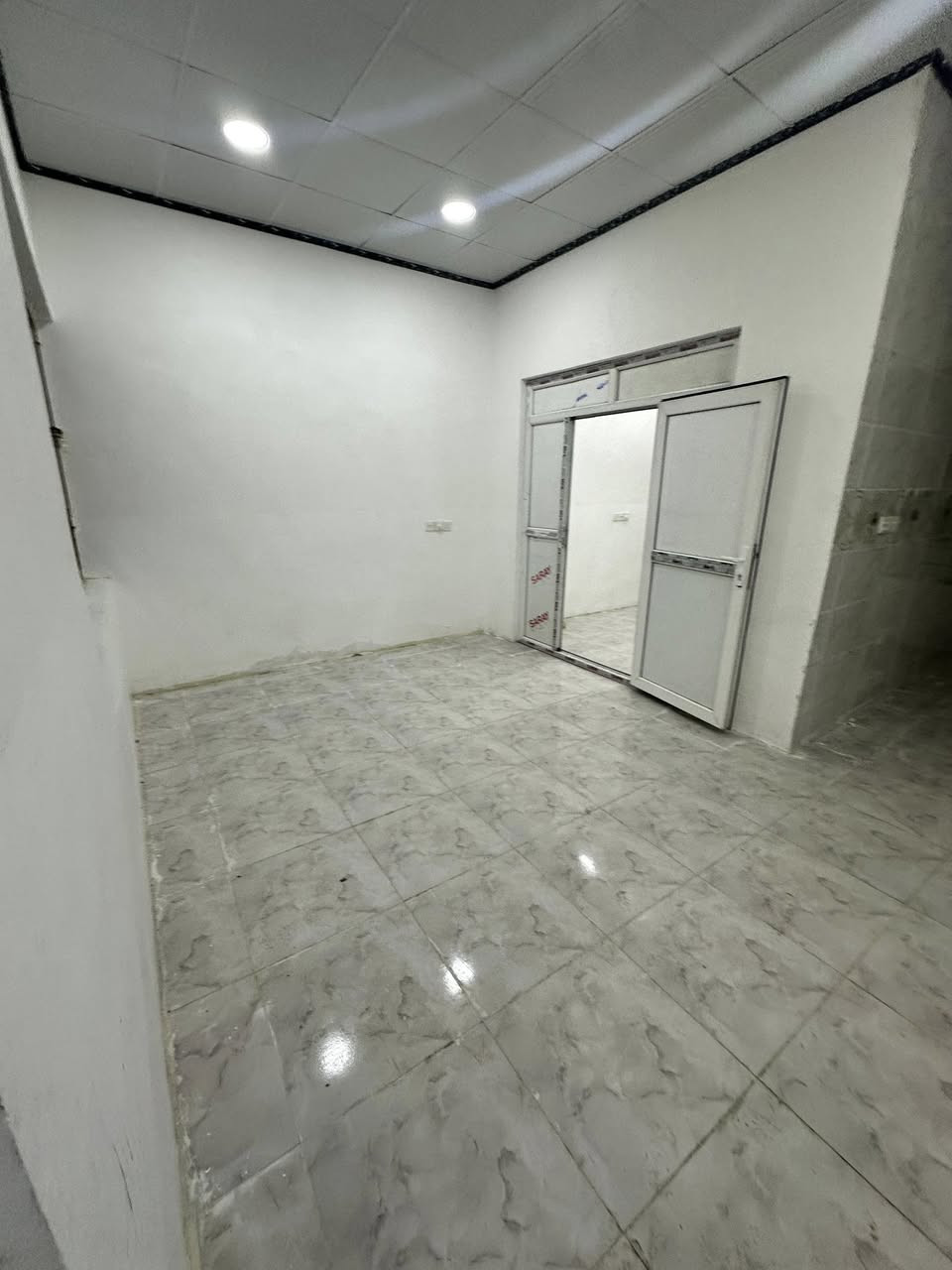 شقة طابق ثاني للإيجار في حي سومر مساحة
100 متر بناء حديث فول سيراميك بورسلين 
زيرو غير مستخدمة 
تتكون من غرفة نوم كبيرة وهول واستقبال وصحيات ومطبخ 
السعر 250 بيها مجال 
الماء والكهرباء على صاحب البيت
موقع مميز قرب مطعم سومر

للاتصال والاستفسار ***********
      ***********
