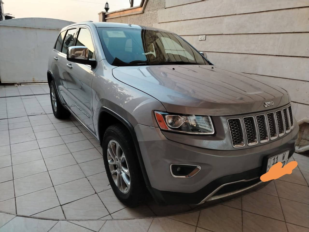 السلام عليكم ورحمة الله وبركاته 
للبيع جيب شيروكي فئة لاريدو موديل2014 
وارد امريكي ضرر بسيط جداً 
جاملغ وباب امامي عكس السائق السعر 18.500الف دولار وبيها مجال
المواصفات
بصمه ابواب
بصمه تشغيل
كشنات جلد
تشغيل عن بعد
مكان السياره
بغداد/ الكرخ
رقم الهاتف ***********
