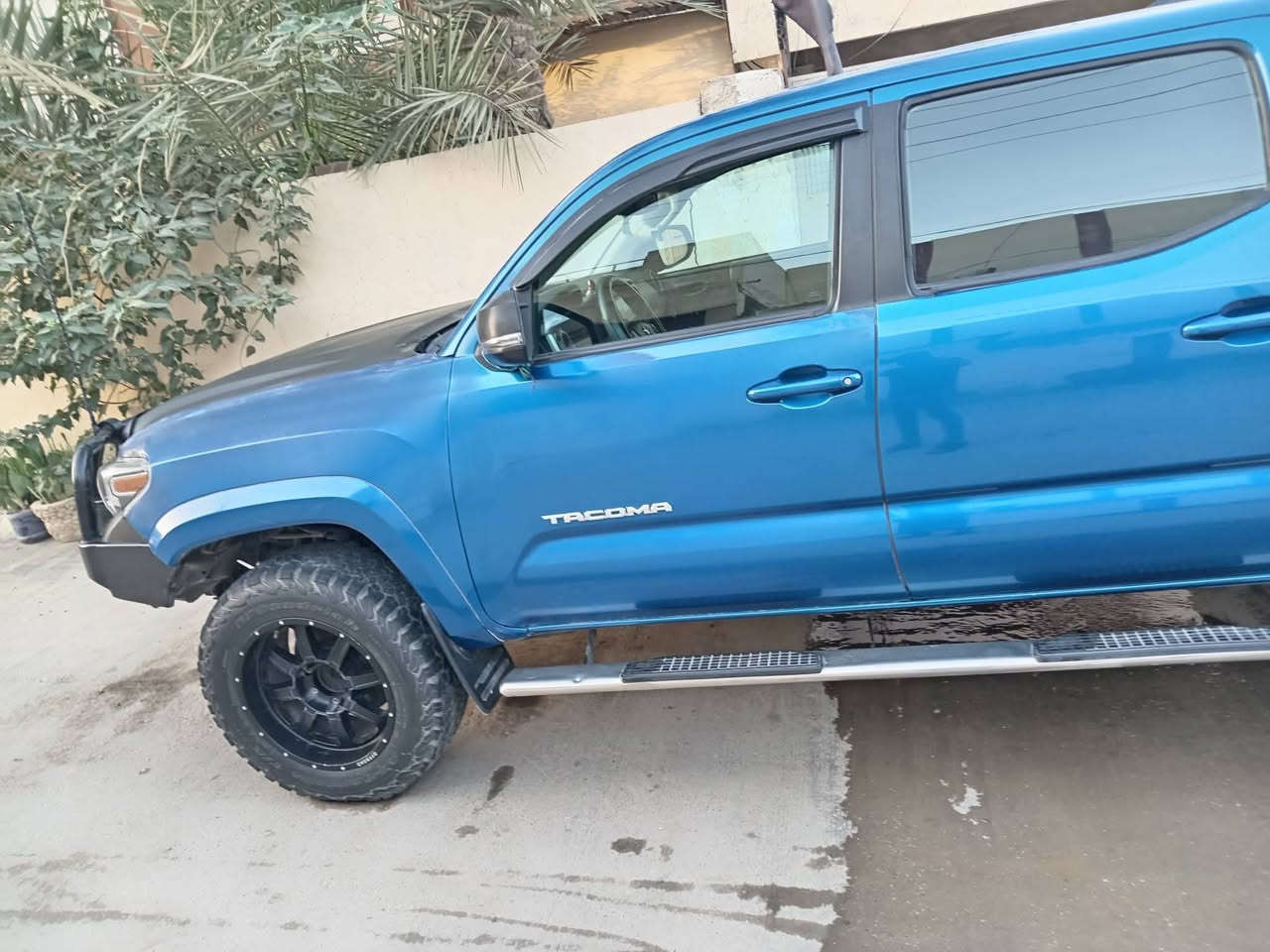 .سلام عليكم البيع تيوته تاكومه ٢٠١٧ محرك ٤سلندر سياره مصبوغه حزام ضربه بجم بس مواصل الشاصي اللعلم الحادث موقوي السياره مرفعه، ٣،٥ انج تايرات جبلي بي اف كدرج ويل اوف رود قياس ١٨دعاميه ايرون مان اصليه مع جميع الاشاير ولاناره الخاصه بيهه السياره جاهزه من كل النواحي ومابيهه اي نقص محرك سيارة ٢٧٠٠ تويل شرط محرك او كير مكفولات برغي مامفتوح بيهن *********** سعر ١٦٥ او بيهه مجال مكاني الكوت
