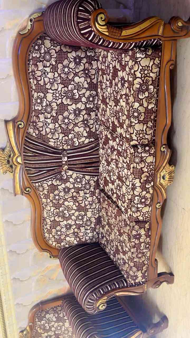 سلام عليكم تخم البيع عشر مقاعد خشب صاج اي ضرر مابي تكمه نضيف بغداد الحبيبيه سعره ٤٠٠ شراي يتصل (***********)
