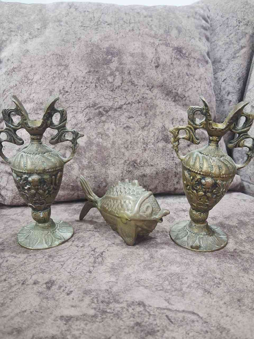 ✨ طقم قطع أنتيكا معدنية مميّزة ✨

للبيع طقم ديكور أنتيكا جميل ونادر يتكوّن من:
• مزهريتين زخرفيتين بتصميم كلاسيكي محفور
• مجسّم سمكة ديكور بتفاصيل دقيقة

القطع بطابع قديم أنيق، مناسبة للعرض والديكور الراقي أو لهواة اقتناء القطع التراثية.
حالة جيدة وجذّابة للنظر 🌿
متوفر التوصيل.

للاستفسار والسعر على الخاص.


**إذا كنت صاحب هذا الإعلان وتريد حذفه لأي سبب، رجاءا أرسل رسالة إلى الدعم الفني**