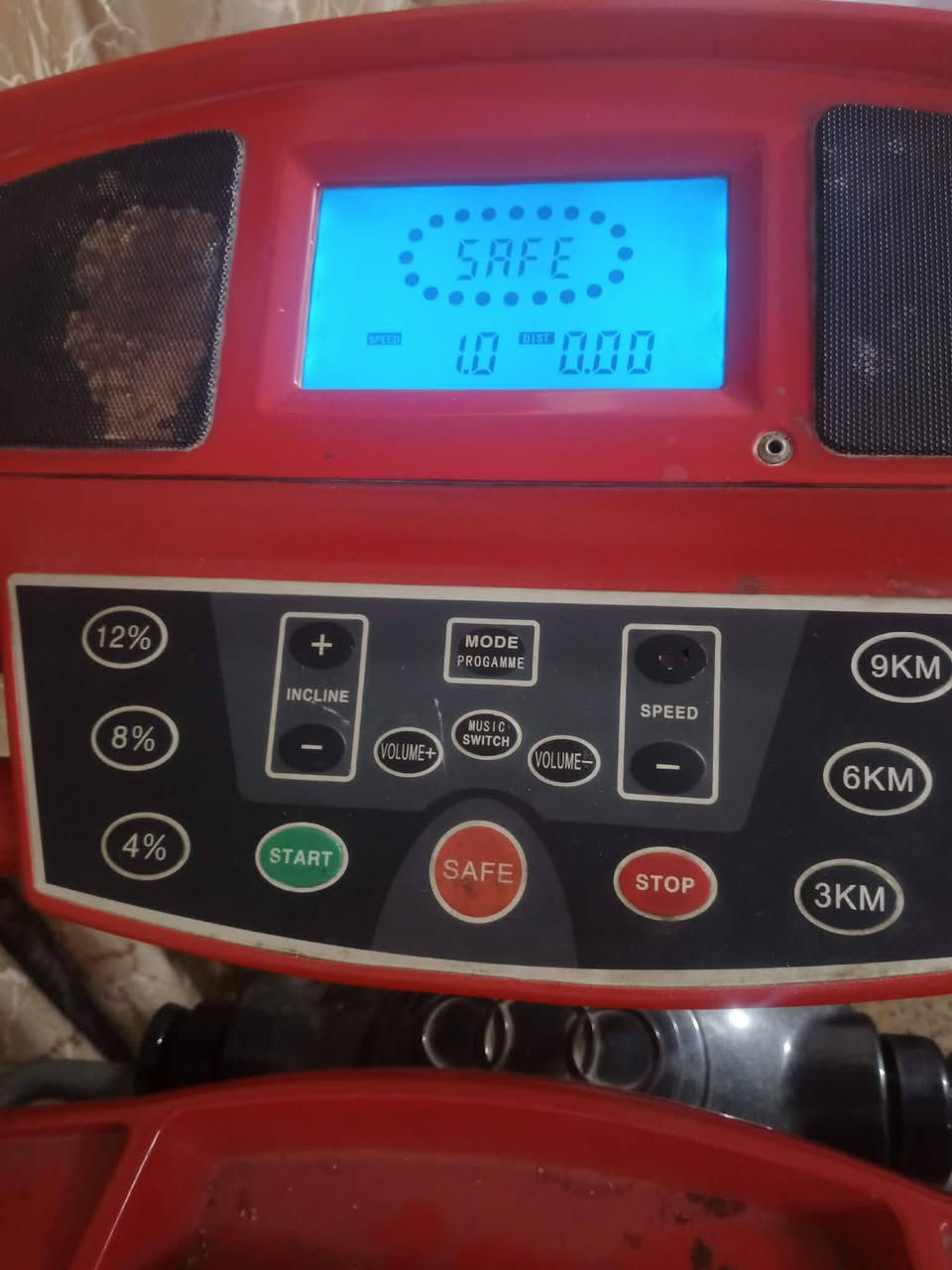 السلام عليكم جهاز جري جبلية  استعمال قليل بيهه خلل بس تبديل البوري الي بصوره  تحمل وزن 120كيلو ب175وبيه مجال للشراي الجاد *********** 
عنوان بغداد الدوره ابو دشير 
شغاله بس الدوري يرادله تبديل
