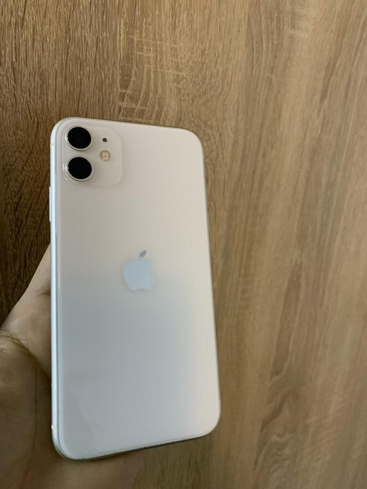 للبيع iphone 11 دبل سيم ذاكرة 128
بطارية 72 بلادي كل جسمة بلادي ممفتوح 
كارتون بلادي موجود 
سعر ٢٥٠ 
***********
