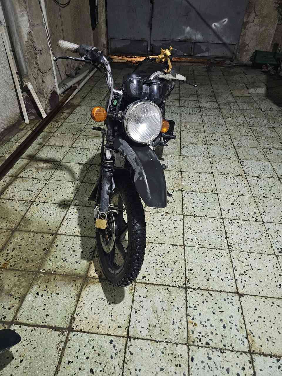 سلام عليكم دراجة بوكسر موديل ٢٣ جان بيها أوراق بس أوراقها انباكت لدراجة مجفتة مرة وحدة تجفيت شركة لدراجة مثل ما موضحة بالصور سعرها ٩٥٠ الف و بيها مجال للتواصل على الفيس او على هذا الرقم ***********
