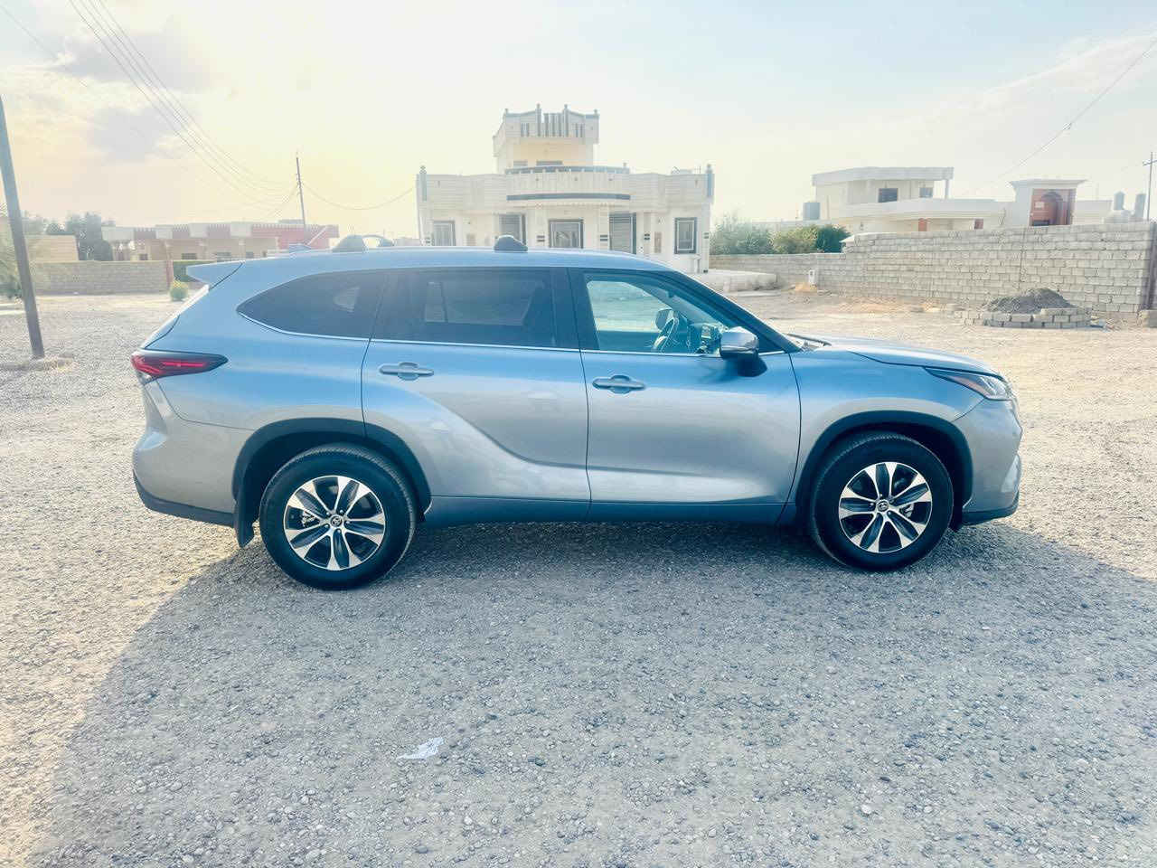 السلام عليكم مكلف بالنشر 
للبيع  او مراوس بسيارة اقل حسب القناعه 
هايلندر XLE 2024 حره
صبغ راس الجاملغ كما موضح بالصوره قبل الصبغ ودعاميه اماميه فقط
السيارة فول 
بصمه 
فتحه 
تشغيل عن بعد
رادارات خلفي امامي جانبي كشنات كهرب حساسات 
داخل ملكي ابيض  
كشنات منفصل Vip سبعه راكب
شاشه كبيره لمس
ويل كب عالي 
چنطه شفط 
مرايات كهرب 
تبريد خلفي امامي 
ماناقصها اي شي 
ماشيه 11 الف تقريباً زيرو 
للاستفسار للاتصال على الارقام التالية 
***********
***********
