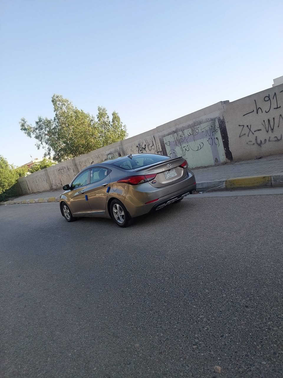 السلام عليكم النترا 2014 شكل 2016 رقم بغداد الماني سنوية جديدة مشروع وطني السيارة مكفولة من الصبغ والضربة عدا فقط باب الصدر مبدلة بلادي اثر طخة  والباقي كله كفالة شرط والسونار موجود بلصور سيارة جديدة مال جناي وجاهزة من كلشي مكينة كير حدادية تبريد كهربايئات كله كفالة شرط مكينة 2000 دوش المرغوب موصفاته شاشة كبيرة كامرة ويل كب داخل بيجي وبعد بيها موصفات سيارة جديدة وجاهزة السعر 100 وبيه مجال للشراي الرقم ***********\*********** مكاني كربلاء
