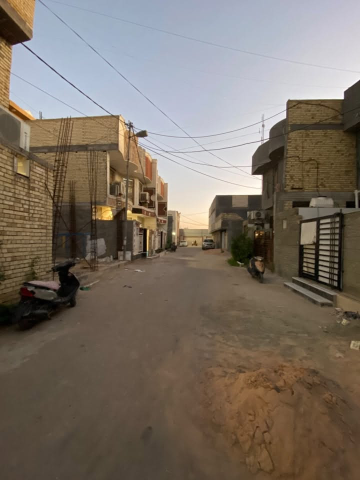 بيت للبيع المساحه (١٠٥ )قرب مطبخ العتبه داخل افرع مدارس نور العميد يحتوي على ثلاث غرف واستقبال ومطبخ وثلاث مجاميع صحيه 
السعر(١٥٠) سند٢٥
لاتصال ‭***********‬
