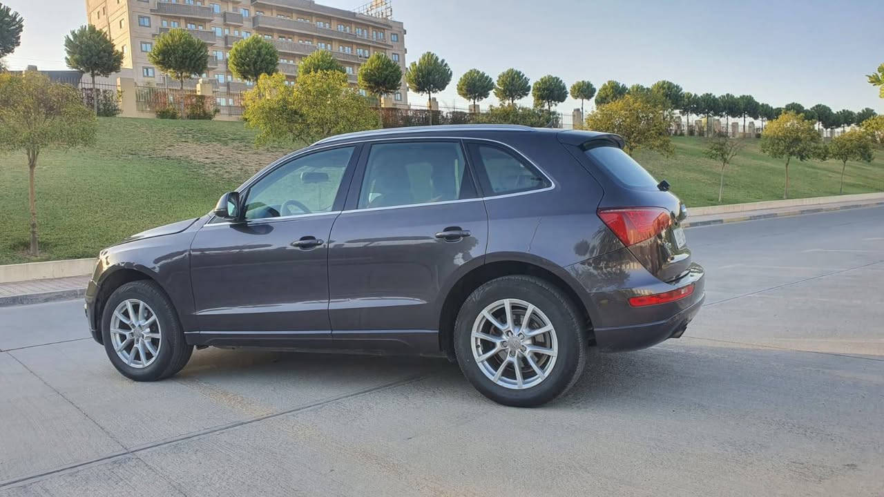 Audi Q5 quttro  2011
بێ بۆیاخ 
سعر 93 ورقە  
***********
دەبڵ ئەکسل و و فول مواسەفات جگە لە سلاید
بەناوی خۆمەوەیە بێ کێشەیە 
کارەبیای و تەبرید و گەرمی و هەموی بەشەرت 

مكاني سليمانية 
سيارة باسمي تحويل وكالة مباشر
*******************
الموديل : 2011 
مواصفات كواترو يعني دبل اكسل
محرك 4 سلندر ٢٠ تيربو (tfsi
 ***************
سيارة مكفولة من صبغ 

******************
مواصفات
Gps
شاشة اندرويد
ماشي ١٣٠ ميل
كاميرا  
بريك بصمة
كشنات جلد
تحكم ستيرن كامل 
تبريد  قطعتين مركزي
سلاجة
حساسات  أمامي وخلفي
نظام أوتو هولد 
تحكم مقاعد كهرباء
تحكم زجاج كهربائي
سنتر لوك
مشغل أسطوانات (CD) 
مدخل AUX و USB 
مصابيح ليد
مرايا كهربائية
بردات خلفي بلادي
مثبت سرعة
مانع إنزلاق
بلوتوث
07702️⃣1️⃣7️⃣5️⃣4️⃣8️⃣8️⃣ السليمانية, العراق
