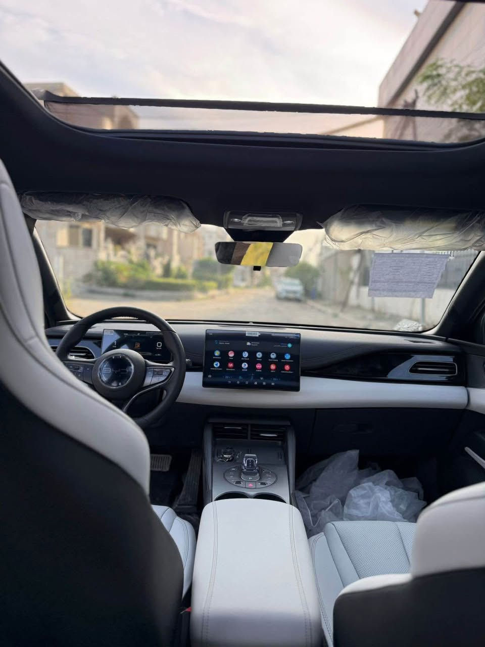 BYD SEAL 06 موديل 2024
الممشى 3000  بحالة الزيرو 
هايبرد قابل للشحن – مدى كهربائي 120 كم – مدى إجمالي يصل إلى 2100 كم 
المواصفات الرئيسية:
 • نظام هايبرد قابل للشحن (DM-i)
 • مدى كهربائي يصل إلى 120 كم بالشحن الكامل
 • مدى إجمالي (كهرباء + بنزين) يصل إلى حوالي 2100 كم
 • محرك بنزين 1.5 لتر مع محرك كهربائي
 • قوة إجمالية تقارب 218 حصان
 • ناقل حركة أوتوماتيك ذكي E-CVT
 • دفع أمامي
 • قيادة هادئة واستهلاك وقود منخفض

⸻

التجهيزات الداخلية:
 • شاشة وسطية تعمل باللمس
 • شاشة عدادات رقمية
 • تكييف أوتوماتيك
 • دخول وتشغيل ذكي بدون مفتاح
 • مقاعد مريحة مناسبة للاستخدام اليومي
 • عزل جيد للضوضاء والطريق
 • منافذ USB أمامية وخلفية

⸻

أنظمة السلامة:
 • نظام منع انغلاق الفرامل (ABS)
 • نظام الثبات الإلكتروني (ESP)
 • نظام توزيع قوة الفرملة (EBD)
 • مساعد الانطلاق على المرتفعات
 • وسائد هوائية أمامية
 • هيكل قوي مصمم لسلامة الركاب.       
المكان بغداد البياع المواصلات 
***********
السعر:23.500
