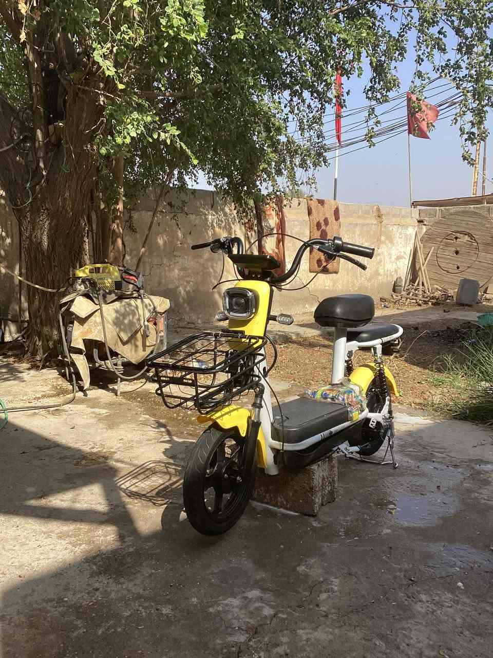 دراجة شحن حجم ١٤
دراجة كلشي ما ناقصها بس قاعده لي موضحه بـ صوره 
دراجة رايدها بـ ٢٠٠ وبيها مجال 🤎!


**إذا كنت صاحب هذا الإعلان وتريد حذفه لأي سبب، رجاءا أرسل رسالة إلى الدعم الفني**