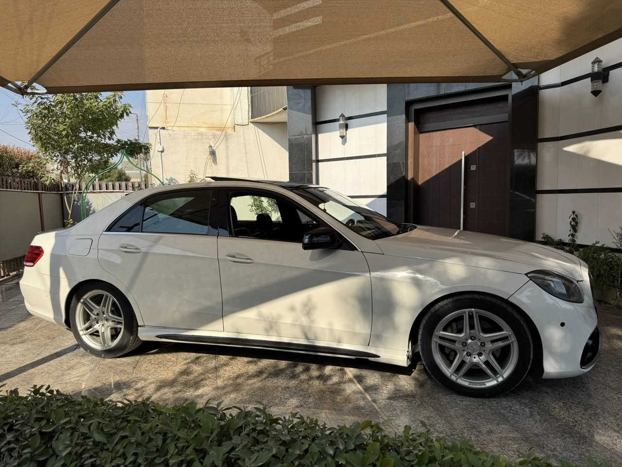 السلام عليكم
مارسيدس  E350  2010 
محدث 2014  بدي كت amg 
لايتات LED 
بانوراما 
مقاعد جلد تحكم  مقاعد
تدفئة مقاعد
نظام صوتي هارمن كاردن
السياره بيهه بعد هوايه مواصفات 
السياره مصبوغه عام  سونارها موجود بالصور
مكان السياره باليرموك 
السعر١٢٥$
***********
