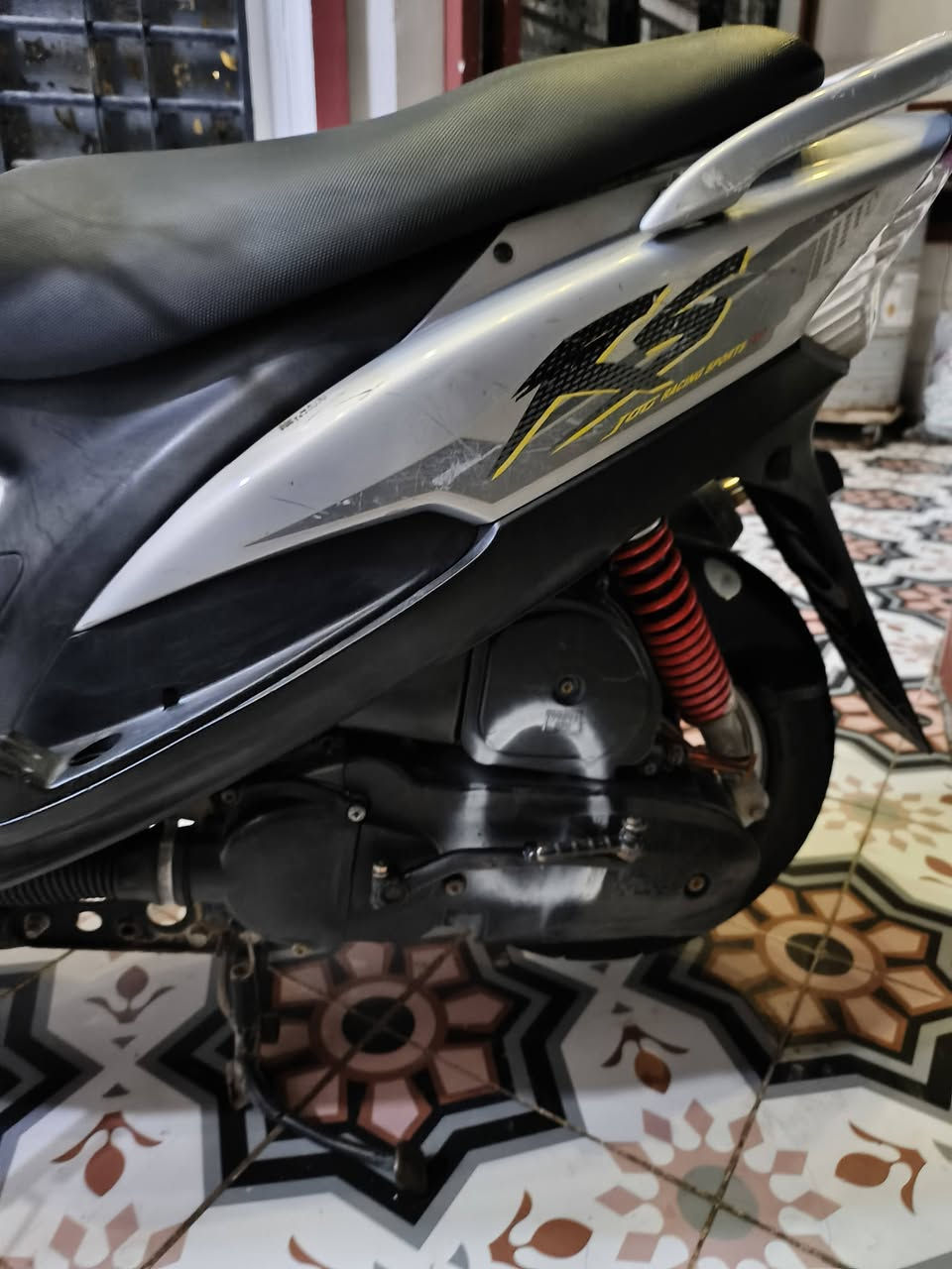 سلام عليكم دراجه عدله نضيف كلش مال رمبه دراجه مامتعوبه كلشي بيها بلدي عداد كليو متر كلشي بيها شغال ما نقصها شي بيها صالنصنهFm موجوده الصالنه الاصليه مالتها دراجه جديده وحلوه سعره 800بيها مجال ***********
