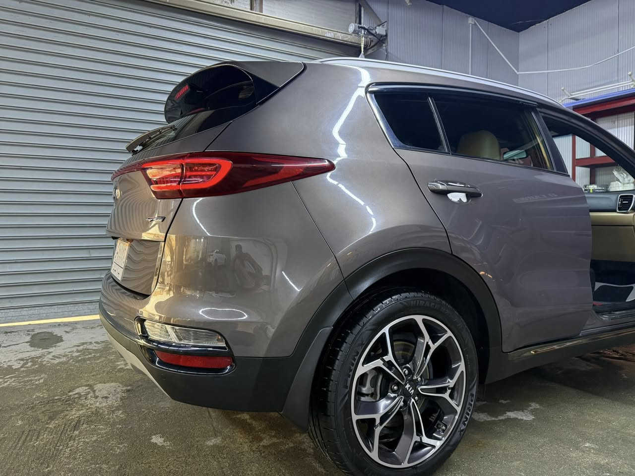 🚗 للبيع كيا سبورتج GT-Line
📅 الموديل: 2020
🎨 اللون: شمباني أنيق
🛡️ الحالة: مكفولة من الضربة والبارد
⚙️ الفئة: GT-Line (فل أوبشن
سياره مكفوله كفاله عامه بوضع الشركه بلكارتون جديده حيل ماشيه 52الف حقيقي ضمان الدوليه 

المواصفات:
 • محرك قوي واقتصادي
 • قير أوتوماتيك
 • شاشة لمس + كاميرا خلفية
 • مقاعد جلد كراسي كهرباء
 • تشغيل بصمة
 • تشغيل عن بُعد
 • سايد بريك بصمة (Electric Parking Brake)
 • Auto Hold
 • جنطة كهرباء
 • بانوراما (فتحة سقف)
 • حساسات أمامية وخلفية
 • مرايا جانبية كهرباء
 • إضاءة LED أمامية وخلفية
 • رنقات رياضية GT-Line
 • تحكم كامل بالمقود
 • أنظمة أمان وثبات عالية

🚘 السيارة نظيفة جدًا، استخدام شخصي، ما تحتاج أي صرف.
*********** بغداد الكراده
