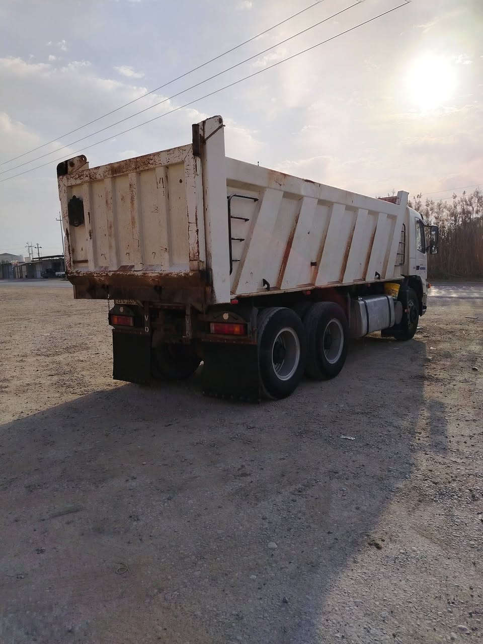 سلام عليكم للبيع فالفو 2004 سيارة جديدة بلادي طويله مكفوله من التطواله محرك ستندر لا تنقيص ولا تبخير كير 3/3  مجموعه جديدة بدي تفصال جديد تبريد ثلج بلادي سنويه لل2031 توني محولهه بسمي شخصين السيارة جاهزة للشغل/ ***********/ مكان السياره بغداد
