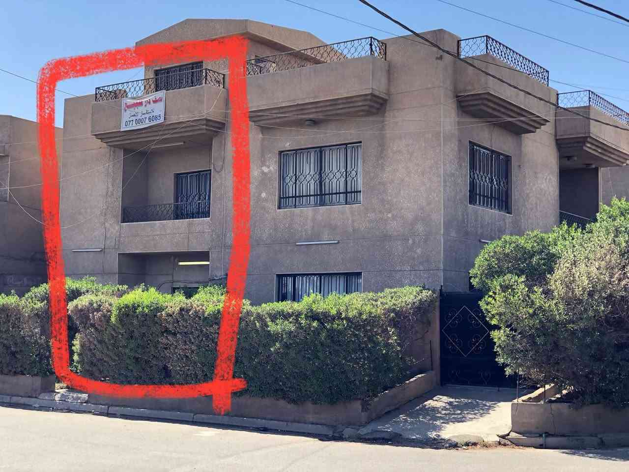 سلام عليكم دار سكن البيع كامل او قطع  الموقع حي الاعلام مقابيل البدالة اادار ركن مساحة الدار 212 متر مع تشجير  البيت يحتوي على 4 غرف هول كبير مطبخ كبير حواي خدمات للاستفسار على الرقم  ***********
