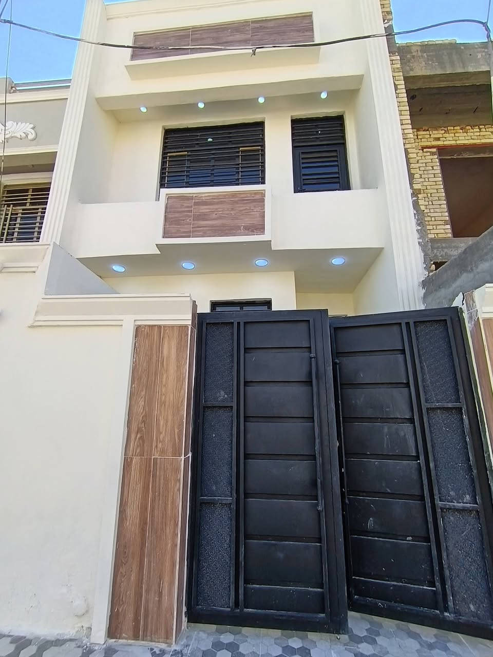 سلام عليكم
دار طابو صرف للبيع
مساحه 100م مربع 
العنوان الهاشميه حي الامير ال95
قرب تربيه الهاشميه بظهر شارع 15
بناء حديث شغل درجه أولى كله موثق
يحتوي الدار على
*غرفتين نوم  * مجمع صحيات داخلي وخارجي *مطبخ * استقبال وصاله *
للاستفسار أتصال على الارقام التاليه:
**************************
