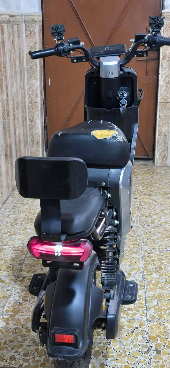 السلام عليكم
دراجه شحن R10
دراجه نضيفه 
بطاريات6 كبار 
ملف 1200
3 سرعه
هورنين
سويجين وبصمتين 
مكاني بغداد حي العامل 
***********
