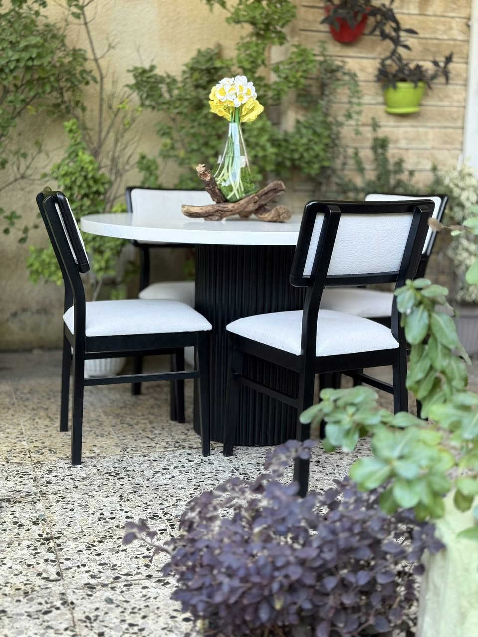 اخر قطعه مع التخفيض 👍👍👍
طاولة طعام من خشب السنديان الطبيعي يتحمل اعلى الاوزان صبغ حراري ايطالي قماش ايطالي اسفنج طبي صبغ حراري ايطالي 
للاتصال ***********
واتساب ***********
