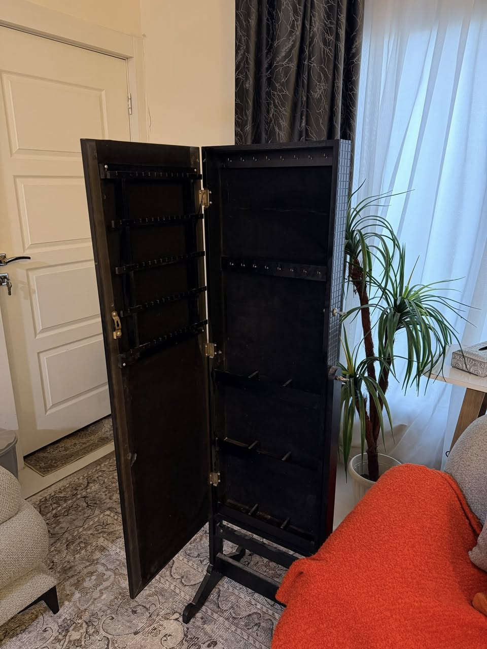 السلام عليكم غراضي كلها اشتريها من هوم سنتر الي بغداد كلها جديده وحديثه مابيهن اي ضرر 
مرايه بداخلها مخزن اكسسوارات 
ميز طعام نظيف وجديد ٦ كراسي الرجلين حديد والخشب الزان الاصلي مابي اي ضرر جديد هستوني ماخذته 
الشراي يدخل خاص مستعجلة ع بيعتهن


**إذا كنت صاحب هذا الإعلان وتريد حذفه لأي سبب، رجاءا أرسل رسالة إلى الدعم الفني**