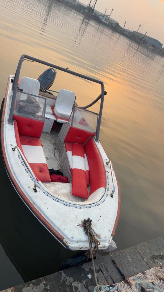 طراد مرتب وحلو طول اربع ونص وعرض 170م عليه مكينه جديده وحلوه مارنلر 60 استفسار اتصل‭0771 120 6135‬/السعر 25$
