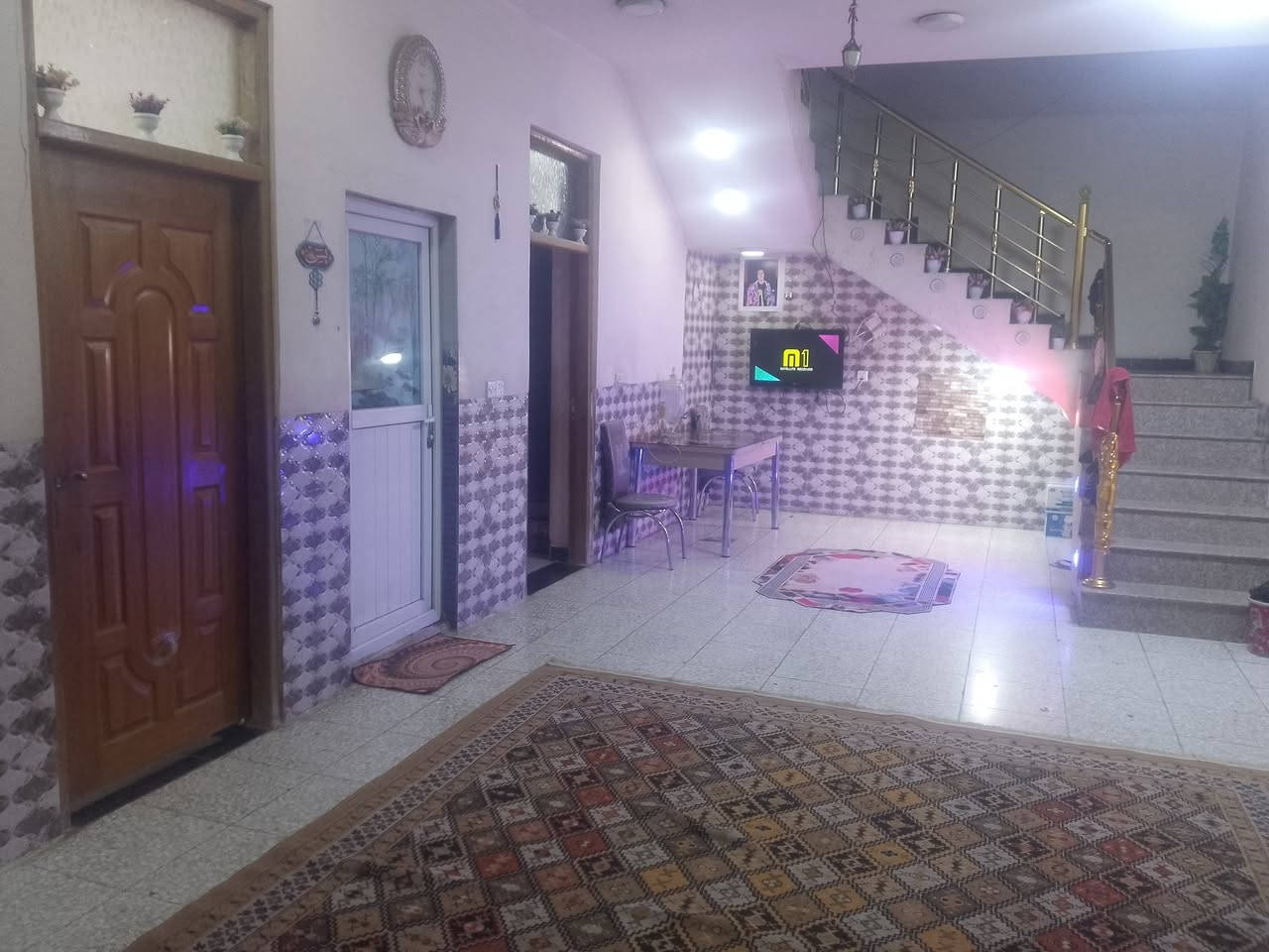 بيت 200 م منطقه الامين بسكينه كامل مكمل اللي يريده يخابرني على الرقم لا يراسل علىص والسعر 150 ***********
