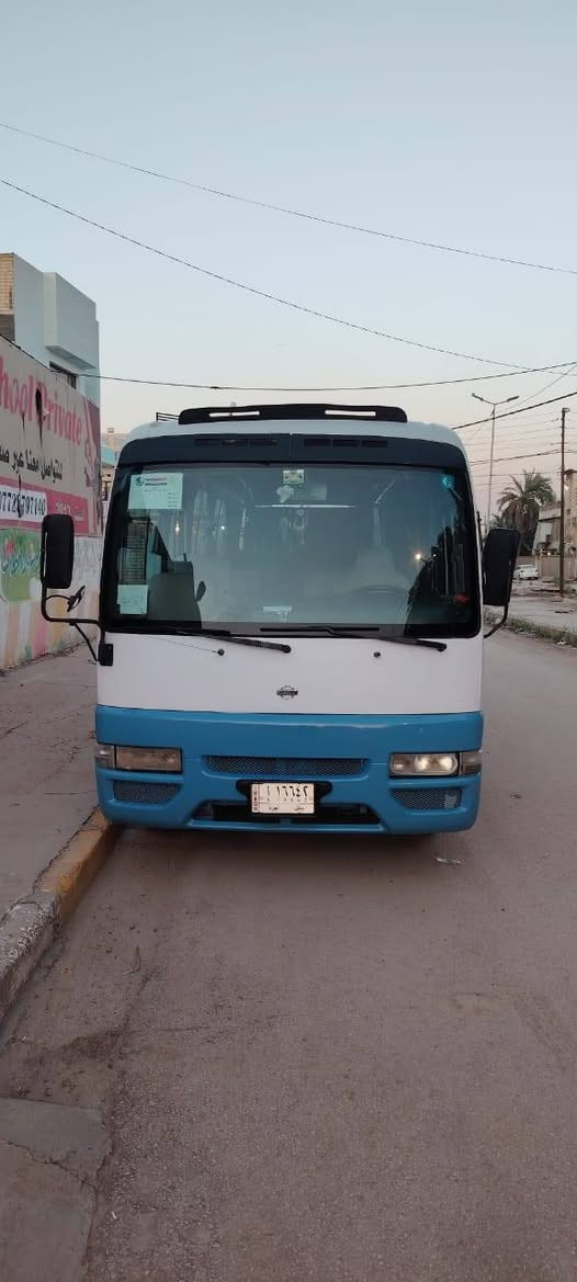 السلام عليكم 
كوستر نيسان ٢٠٠٢
السياره بلادية بيها صبغ بس حجل فقط 
كلشي بلادي بيها حتى تبريد شغال يحتاج بس غاز 
السعر ١٣٥ وبيها مجال 
***********
*********** مكان بابل

