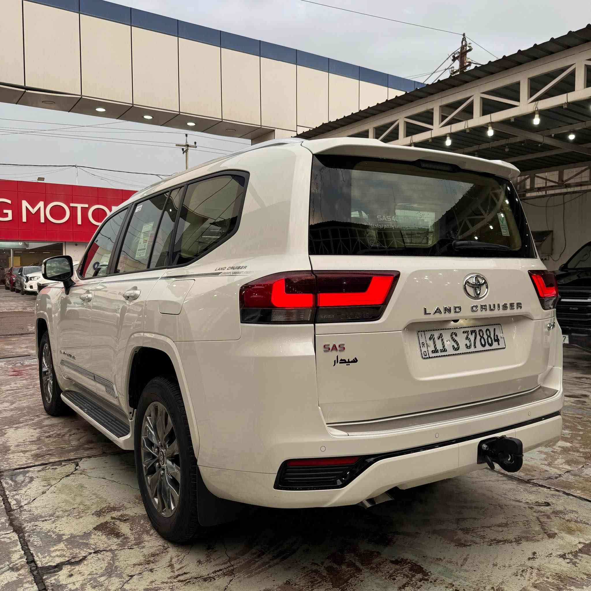 سلام عليكم لاندكروز موديل 2024  GXR ساز ضمان
ماشيه 35 الف رقم بغداد مكفوله من الصبغ والتبديل بيه رصعتين بارد فقط
موصفات 3 شاشات كراسي كهرباء بنريد كراسي جلد اصلي وباقي الموصفات معروفه 
للاستفسار *********** بغداد, العراق
