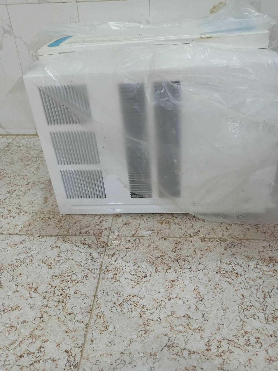 مكيف جديد غير مستخدم سعره ٦٥٠ وهذا رقمي ***********
