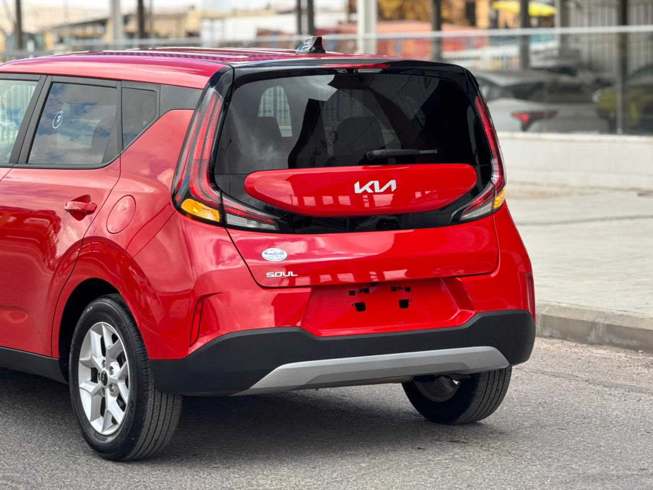 سلام عليكم للبيع كيه صول موديل 2025 موصفات اس تحكم جهتين حاكيه مانع نزلاق حساس طارات رادار مامي وخلفي رادار يمنه ويسره شاشه كبيره ولمس كامره دواره نضمه قياده حجم المحرك 2000 دوش ماشيه (7) فقط ولكب مثبت سرعه السياره مكفوله من الصبغ التبديل والغرق والبارد ماعده الدعاميه وجايبها اصليه نفس الون بدون صبغ (السياره حالين بعمان موجوده ترديها حره او شهداء حسب رغبت المشتري ***********
