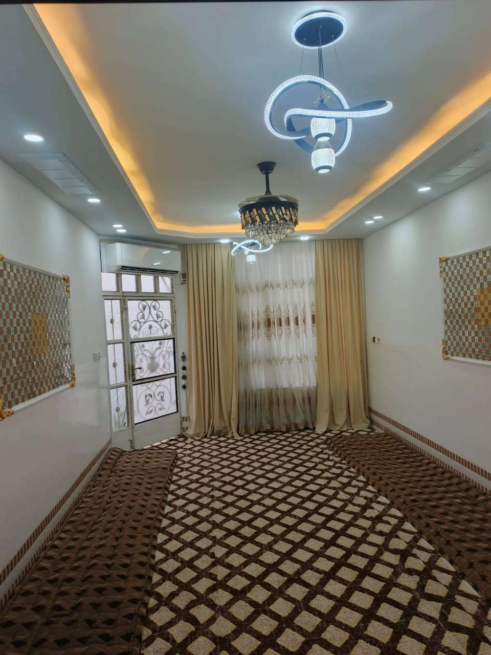 بيت للبيع طابو صرف بأسم شخص واحد مساحة ١٥٠ الواجه ٧ ونص النزال ٢٠ فول مواصفات نظام دكت سقوف ثانويه فول سيراميك البيت خير من الله الموقع مميز بصف المستشفى التركي اتصل على الرقم واعرف السعر ***********
