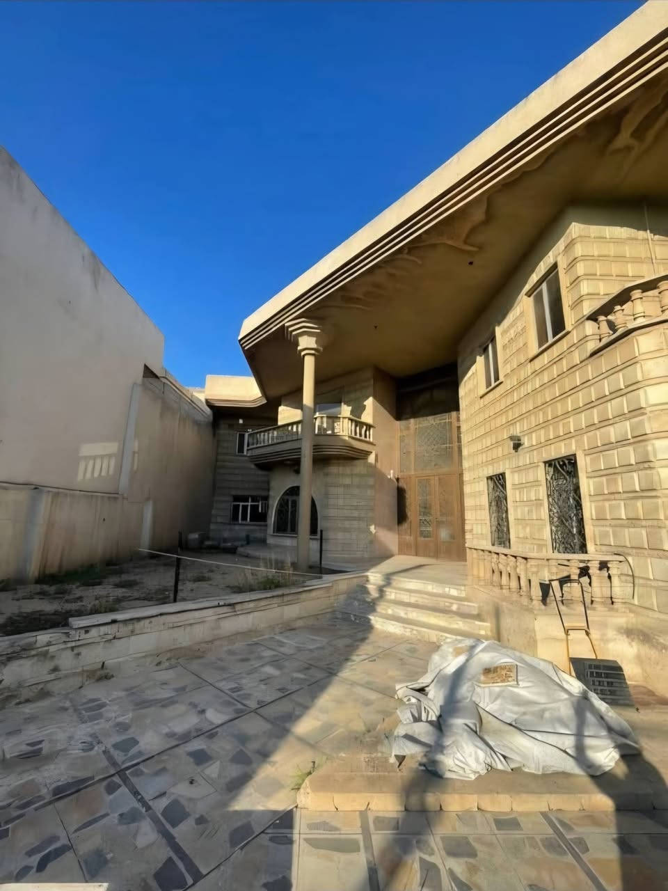 دار للبيع في حي المالية المساحة 720 م قرب المعهد  بحالة جيدة الواجهة 24 م طابقين 9 غرف نوم هولين داخلي وخارجي واستقبال وخدمات و كراجين .
عقارات الصفوة  المصارف قرب جامع سعدي مهدي
***********
***********
