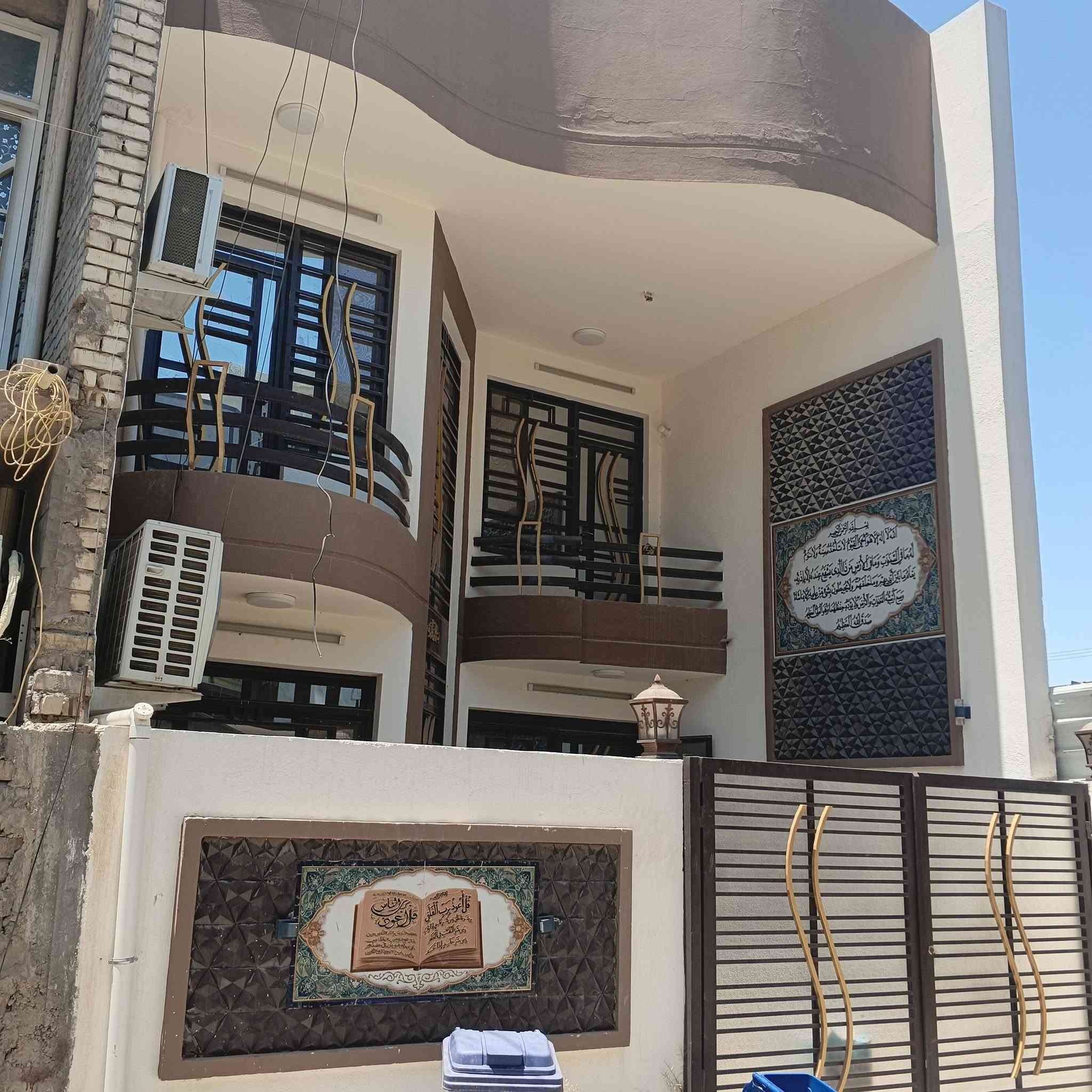 ✨🏡 دار مميزة للبيع | فرصة سكنية واستثمارية لا تُعوّض ✨

عنوان يجمع بين الموقع المميز، والراحة، والقيمة الحقيقية.

📍 الموقع: الكريعات – شارع نظير، مجاور شارع قيس بن نائلة.

📐 المساحة: 100 م²

✨ مواصفات العقار:

🌿 حديقة خاصة.
🚗 كراج للسيارة.
🛏️ أربع غرف نوم.
🏡 تصميم عملي يوفر الراحة والخصوصية للعائلة.

⭐ مميزات الموقع:

✔️ شارع رئيسي بعرض 8 م.
✔️ شارع فرعي بعرض 5 م.
✔️ منطقة هادئة ومخدومة وقريبة من جميع الخدمات والمرافق.

💎 فرصة مميزة لامتلاك منزل في أحد المواقع المرغوبة في الكريعات، يجمع بين حسن الموقع، وجودة التخطيط، وسهولة الوصول إلى مختلف الخدمات، ليكون خيارًا مثاليًا للسكن أو استثمارًا ناجحًا.

📞 للاستفسار وحجز موعد للمعاينة:

👷 المهندس سامر: ***********
👷 محمد الجبوري: ***********

🏛️ مكتب بيت السلطان للعقار
ثقتكم أساس نجاحنا... ونقودكم إلى أفضل الفرص العقارية.
