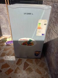 ثلاجة • مع ملحقات • معطلة