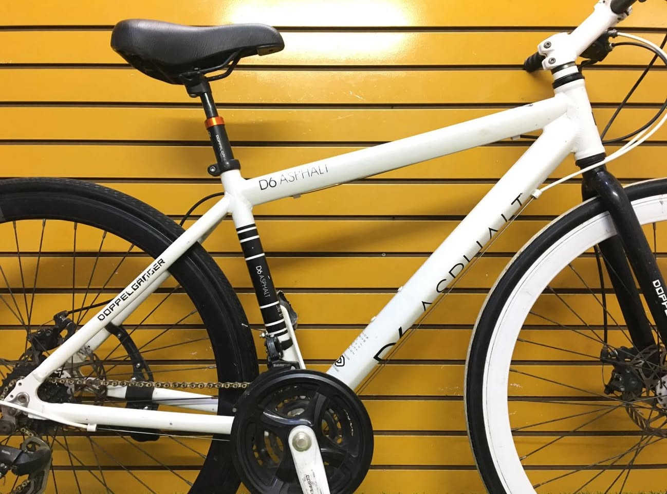 سلام عليكم 700c للبيع ماركة Doppelganger D6 Asphalt
لشة المنيوم 

سستم شيمانو بالكامل وشغال ٣×٧ عكرب

السعر مطلوب ١٧٥ الف و بي مجال
للاستفسار واتساب ***********
