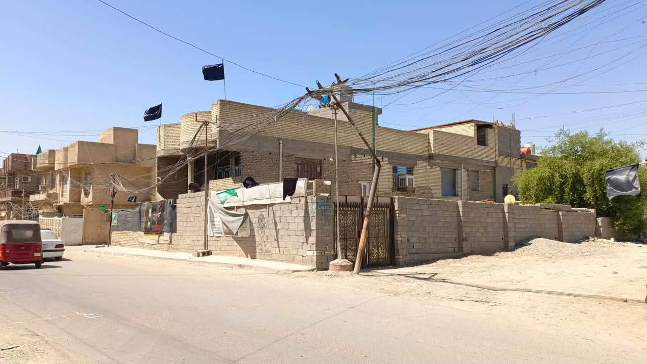 السلام عليكم 
دار مساحة 200 متر وبي حديقة تشجير بصفة مساحة 200 متر 
يحتوي على 6 غرف نوم  من عدا الاستقبال و4 حمامات 3 طابق الارضي و1 طابق الاول ومطبخ وهول جوة وهول فوك ويحتوي علة بيتونه علة عرض البيت بي سطح امامي وسطح خلفي بي كراج مال سيارة مكانه علة شارع عام تجاري ويحتوي علة محلات ثنين قيد الانشاء سطح شتايكر جديد قبل سنه مشتغلة مي ومجاري تاسيس جديد كهرباء تائسيس جديد 
البيت موصل ب٣خطوط ماء حار بارد اسالة الشعلة الدوانم شارع ابو هاتو نهاية الشارع مقابيل اسواق الساقي 
*********** بي واتساب
