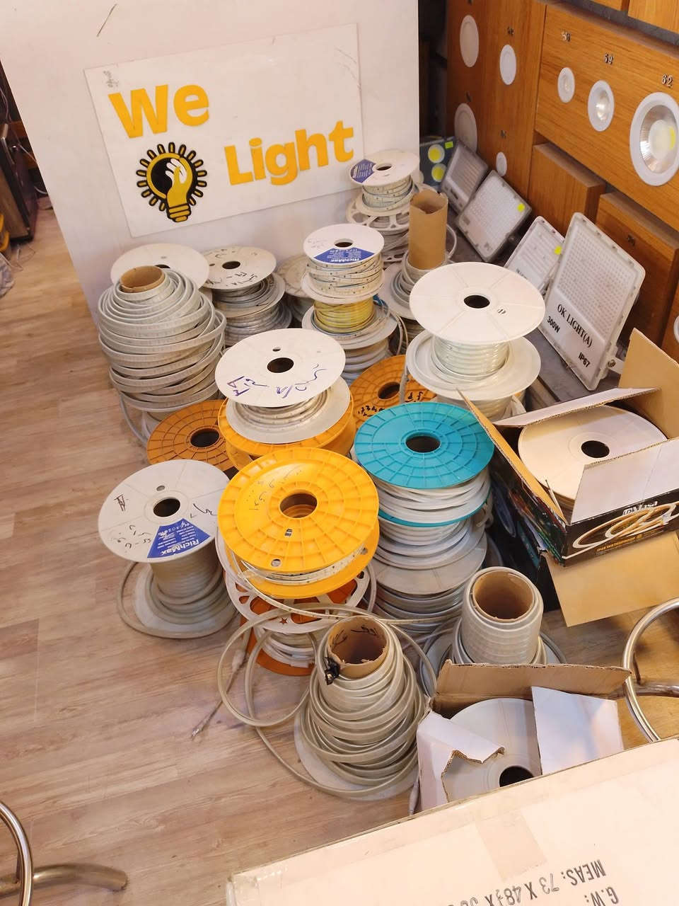 شركه وي لايت الاولى في العراق عمر الشركه اكثر من 20 عام لبيع الكهربائيات بانواعه الاناره الحديثه والتاسيساتك والكيبلات بروفايل بانواعه مع التوصيل استفسار (***********) 
(, مكان الشركه عقد النصارى قيصريه الاولى على ايدك اليسرى)
