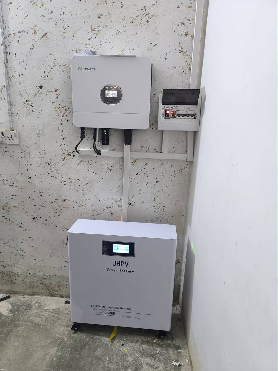 تم بحمد لله تجهيز و تنصيب منظومة طاقة شمسية متكاملة للعم ذياب الدلي في قرية الشجرة
المنظومة تنتج 16 امبير نهاري و 14 امبير ليلي
تتكون من انفيرتر گرواط 6 كيلو ضمان سنتين 
و 8 الواح فلاديليفيا 600 واط ضمان 15 سنة 
و بطارية ليثيوم JHPV ...١٦ كيلو ضمان 10 سنوات 
للاستفسار زوروا مكتبنا في العباسي الشارع العام مدخل الشلالة محلات ضرغام الصكر 
او الاتصال على ***********
***********
